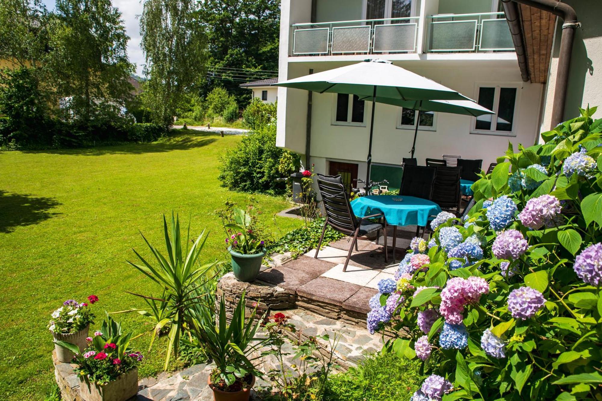Hotel Garni Seeroesl Am Woerthersee , Kaernten Крумпендорф Экстерьер фото